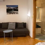 לינה וארוחת בוקר Haus Irina